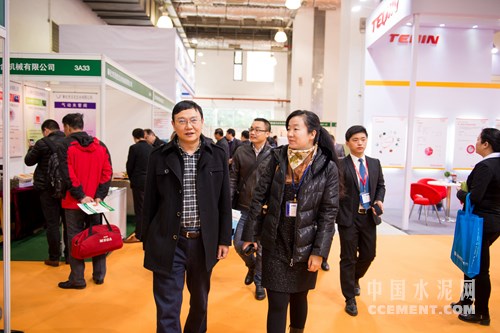 中材环保董事长刘振彪参观第十三届上海国际袋式除尘技术与设备展览会