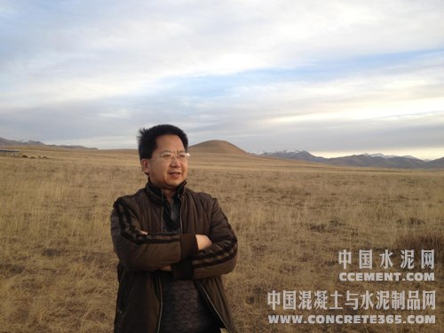 天津水泥工业设计研究院矿业工程专家谢宪中教授在现场调研