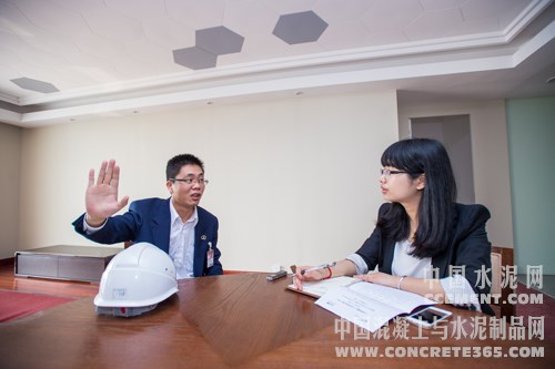 “小天城”项目安装部部长何优贤（左）为记者介绍项目细节