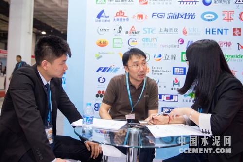 鸿盛集团总经理刘恩伟（中）接受中国水泥网记者专访
