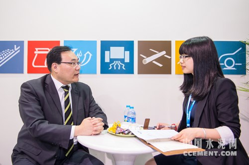 杭州沃尔夫总经理孙迅（左）接受中国水泥网记者专访