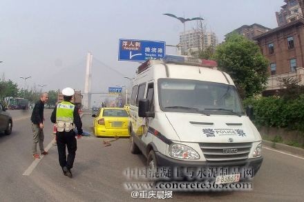 出租車“栽進(jìn)”混凝土 差點(diǎn)被“焊死”