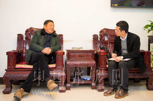 楚城水泥华玉海董事长（左）与中国水泥网水泥研究院高级分析师毛春苗（右）交流行业情况