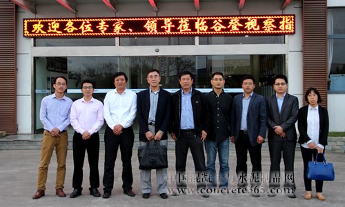 中国混凝土与水泥制品网访问人员与谷登机械总经理陈凤钢合影留