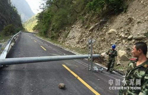 华新日喀则公司援助地震灾区抢修道路