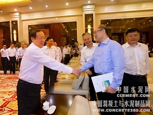 郭文叁代表海螺水泥签订《海外金融服务合作框架协议》