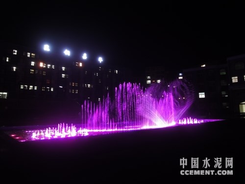云南昭通昆钢嘉华：音乐喷泉扮靓峡谷夜景
